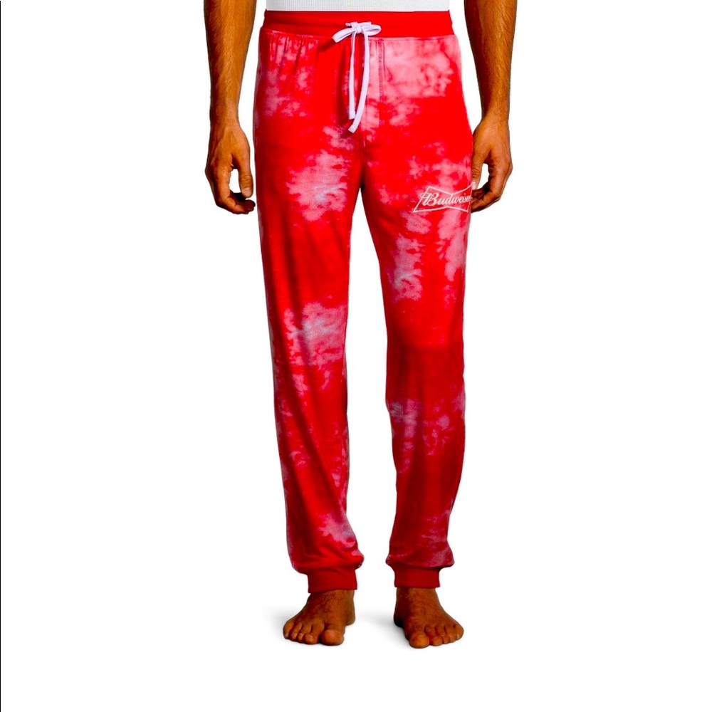 Soft polyester blend, side seam pockets, slim fit